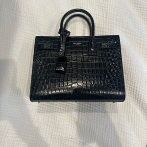 Elegant Black Crocodile-Embossed Women's Bag